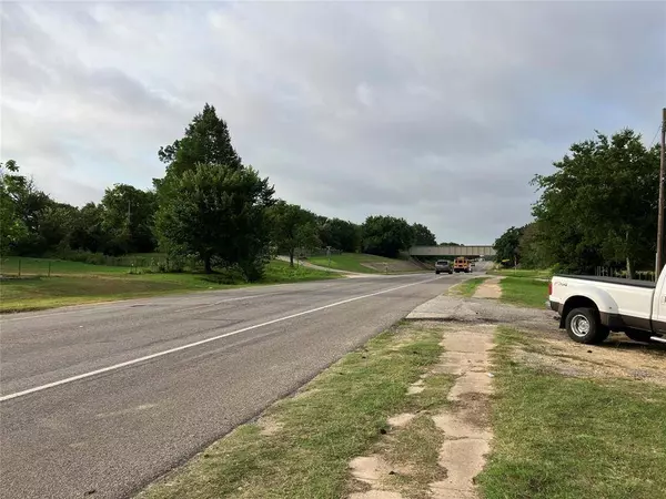 210 S Parkway Drive, Alvarado, TX 76009