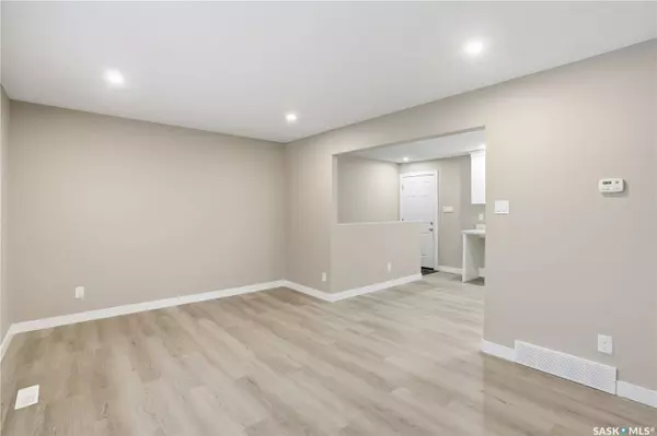 869 Macklem DRIVE, Saskatoon, SK S7L 4K1