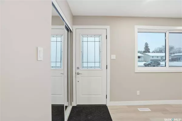 869 Macklem DRIVE, Saskatoon, SK S7L 4K1