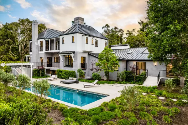 luxurious-modern-home-featuring-a-stunning-indoor-2025-02-11-20-11-05-utc