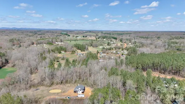 000 Suzanne LN, Statesville, NC 28677