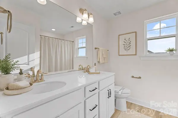 000 Suzanne LN, Statesville, NC 28677