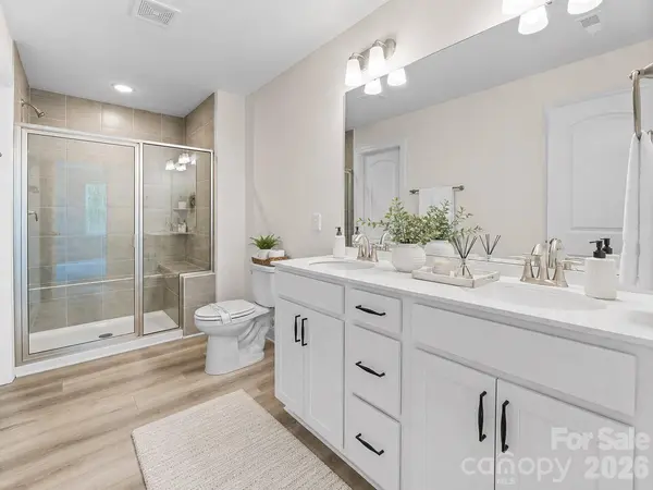 000 Suzanne LN, Statesville, NC 28677