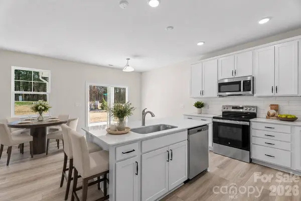 000 Suzanne LN, Statesville, NC 28677