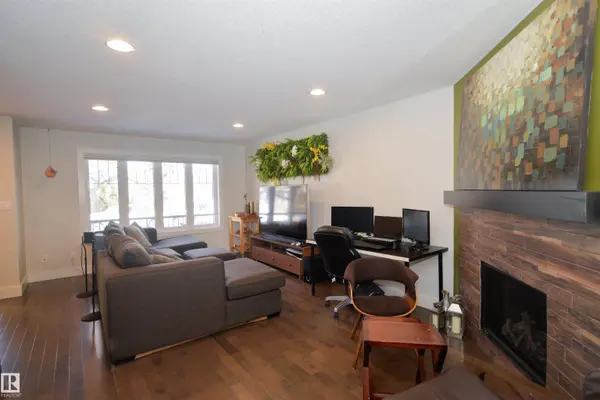 10433 70 AV NW, Edmonton, AB T6H 2E7