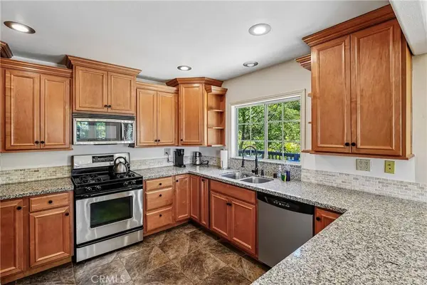 28833 Manitoba DR, Lake Arrowhead, CA 92352