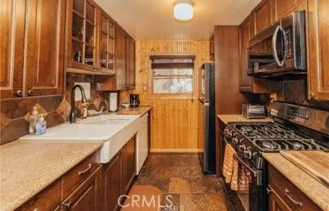 437 Victoria LN, Sugarloaf, CA 92386