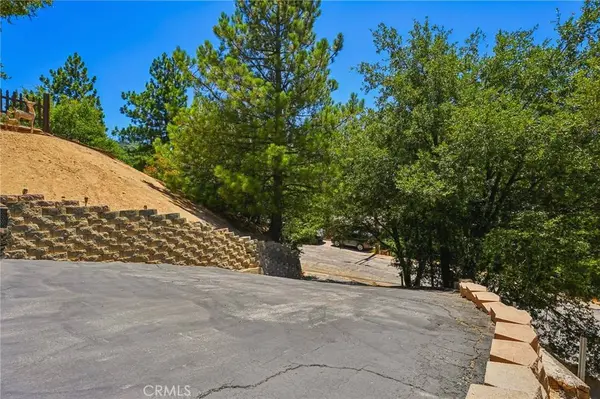 463 Delle DR, Crestline, CA 92325