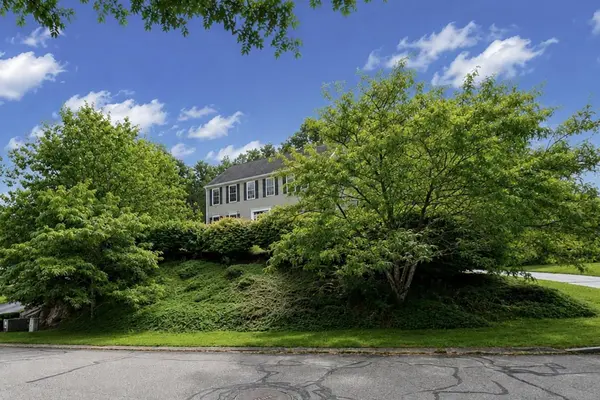 5 Bay Farm Ln, Grafton, MA 01560