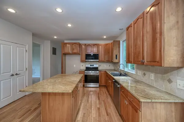5 Bay Farm Ln, Grafton, MA 01560