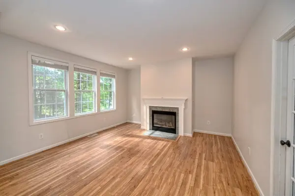 5 Bay Farm Ln, Grafton, MA 01560