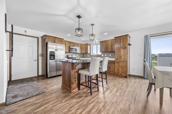 501 Foxtail DR, West Fargo, ND 58078