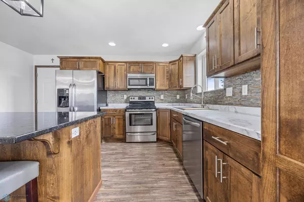 501 Foxtail DR, West Fargo, ND 58078