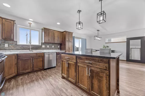 501 Foxtail DR, West Fargo, ND 58078