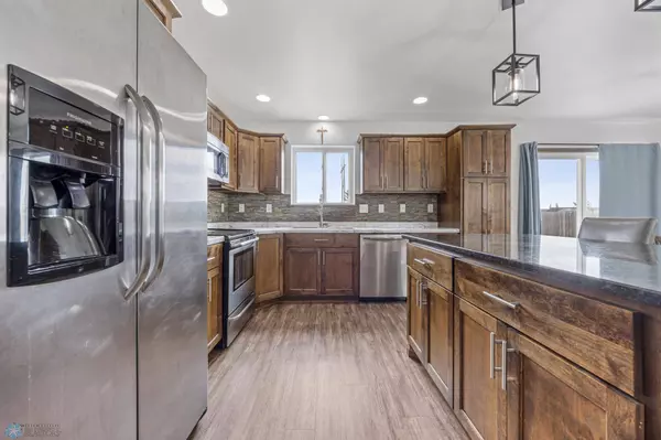 501 Foxtail DR, West Fargo, ND 58078