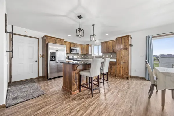 501 Foxtail DR, West Fargo, ND 58078