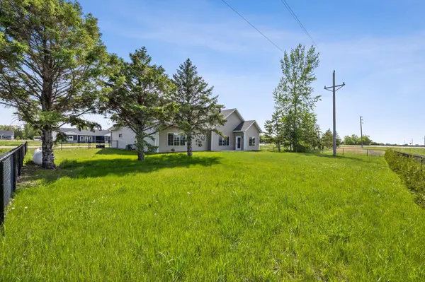 300 Pine DR, Hankinson, ND 58041