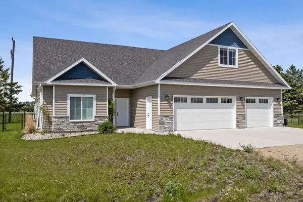 300 Pine DR, Hankinson, ND 58041