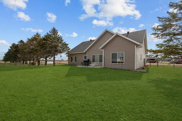 300 Pine DR, Hankinson, ND 58041