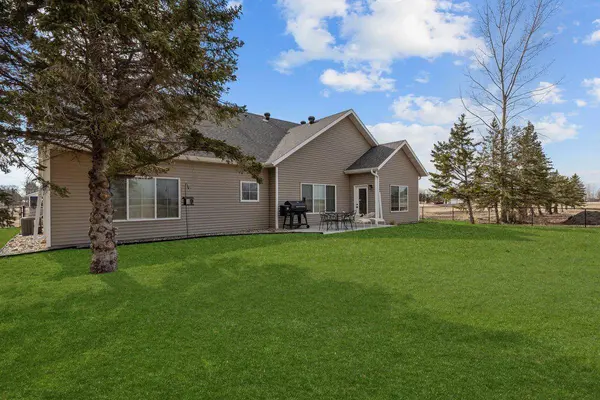 300 Pine DR, Hankinson, ND 58041