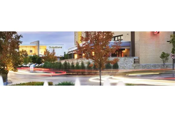 Leawood Kansas Town Center Shopping and Restaurants
