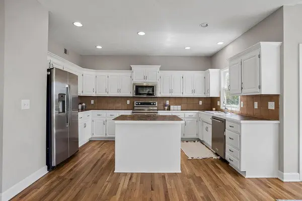 18447 W 154th TER, Olathe, KS 66062