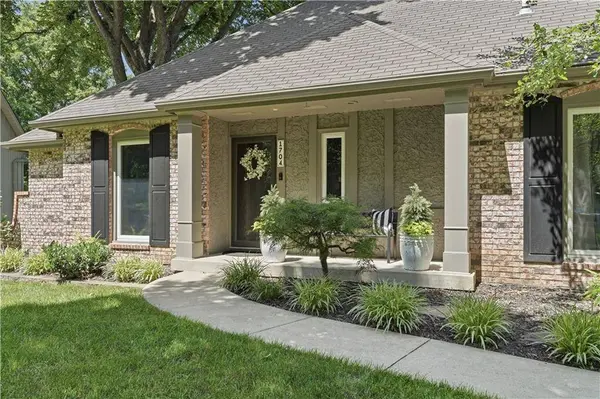 1704 NW Weatherstone DR, Blue Springs, MO 64015