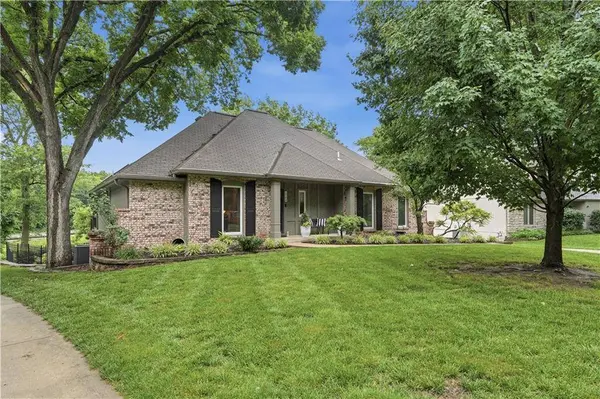 1704 NW Weatherstone DR, Blue Springs, MO 64015