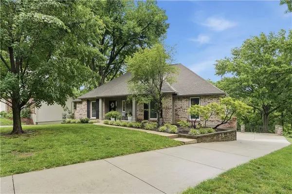1704 NW Weatherstone DR, Blue Springs, MO 64015