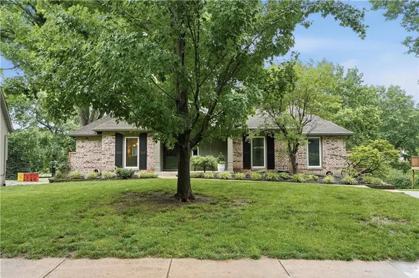 1704 NW Weatherstone DR, Blue Springs, MO 64015