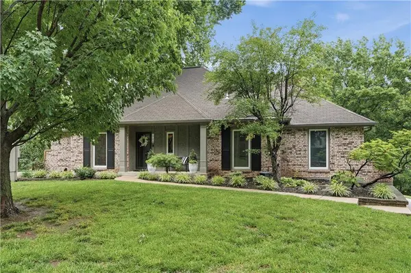 1704 NW Weatherstone DR, Blue Springs, MO 64015