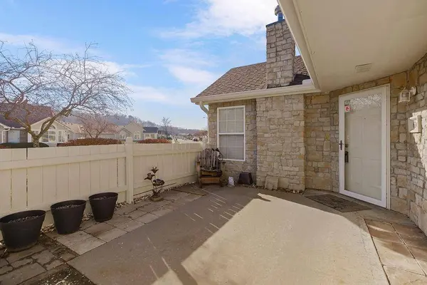 6160 NE Kensington DR, Lee's Summit, MO 64064