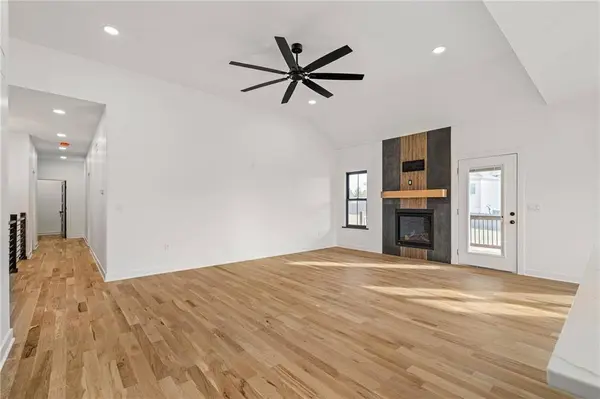 804 SE Pine CT, Blue Springs, MO 64014