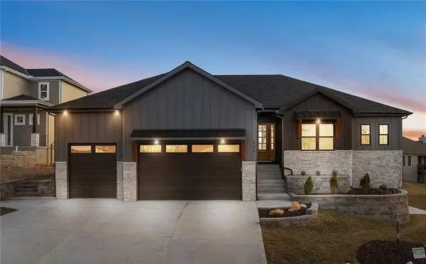 804 SE Pine CT, Blue Springs, MO 64014