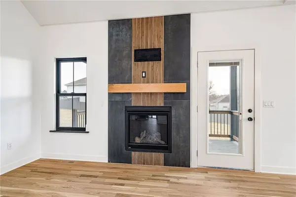 804 SE Pine CT, Blue Springs, MO 64014