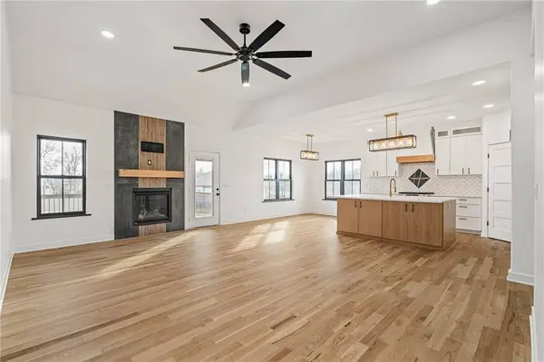 804 SE Pine CT, Blue Springs, MO 64014