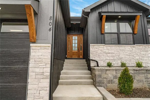 804 SE Pine CT, Blue Springs, MO 64014