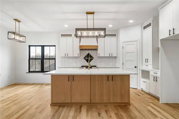 804 SE Pine CT, Blue Springs, MO 64014