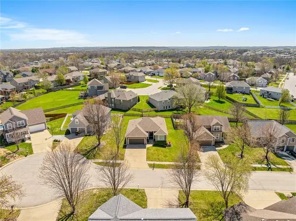 955 NW Maplewood CT, Grain Valley, MO 64029