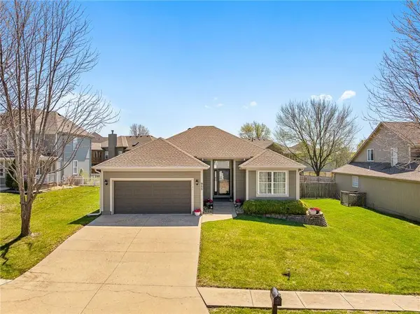 955 NW Maplewood CT, Grain Valley, MO 64029