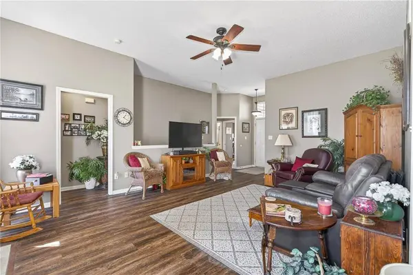 955 NW Maplewood CT, Grain Valley, MO 64029