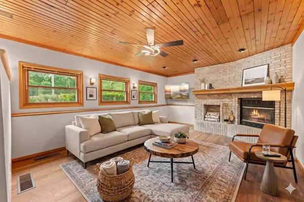 S6041 Oak Court, Baraboo, WI 53913-0000