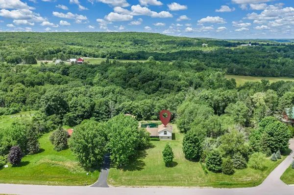 S6041 Oak Court, Baraboo, WI 53913-0000