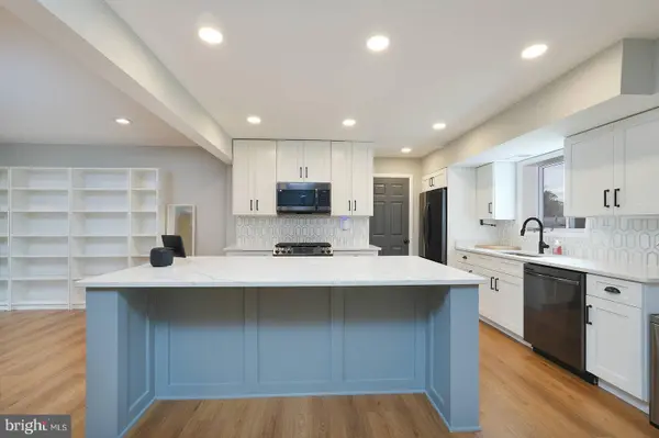 2425 SKYLAND PL SE, Washington, DC 20020