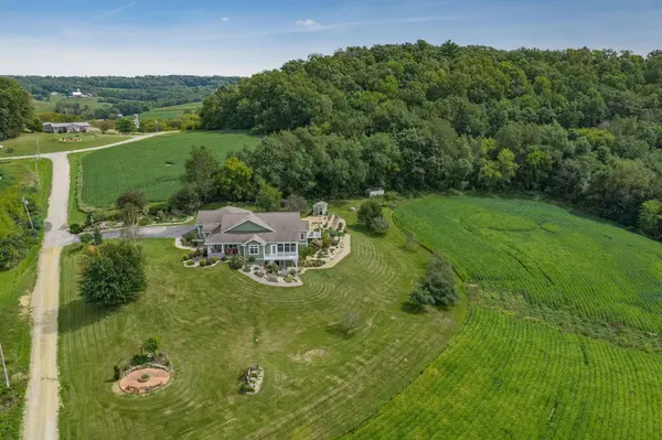 S2419 Santas Loop Road, Wonewoc, WI 53968