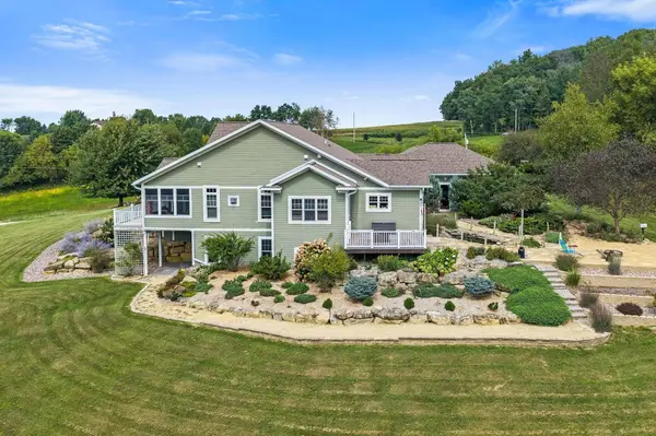 S2419 Santas Loop Road, Wonewoc, WI 53968