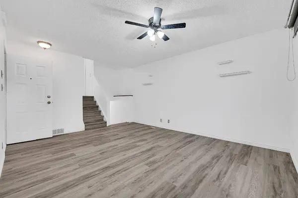 3614 39 ST NE, Calgary, AB T1Y 5H6
