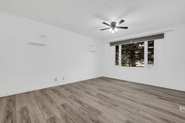 3614 39 ST NE, Calgary, AB T1Y 5H6