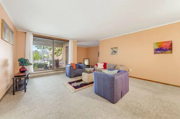 3942 N Oakland 135 Ave, Shorewood, WI 53211