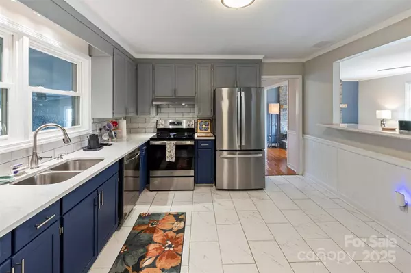 1905 10th Street PL NW, Hickory, NC 28601